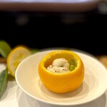 鮨 難波 - 白子。 酢飯の上にふぐの白子と紅ズワイガニ、アスパラをのせて蒸した料理。 尿酸値爆上げ系素材としゃりを咀嚼する中に柑橘の香りの苦味が混ざり込んで食欲を加速させる、ちょっとヤバイやつ。