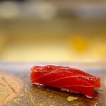 鮨 難波 - 赤身。 富山湾で捕れたメジマグロの赤身。 ちょっと小さすぎる個体のようで、まだマグロらしい旨味が薄いかな。