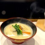 鮨 難波 - 白味噌仕立ての汁物 中には炙ったサワラが3切れ。 炙った皮目の香りが少し甘めの汁を引き立てて、とても上質な料理になっています。