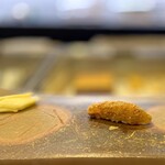 鮨 難波 - ヒラメ。 ちょっと奇想天外な外観ですが、ゴマで和えたヒラメなんです。 初めての鮨ですが、これはこれでかなりアリ。