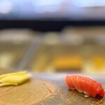 鮨 難波 - 中トロ。 富山産メジマグロの中トロ。 鮨屋で地のマグロを出すところはめずらしい。 何でも捕れる富山湾、さすがです。