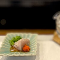 鮨 難波 - エンガワ。 これは大きなヒラメのようで、エンガワも分厚い。 グリグリの食感の身を咀嚼するほどにあふれる脂。 新鮮でないととてもいただけない貴重な品。
