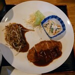 Ichi fuku - 令和5年7月 ランチタイム
                      日替わり定食 850円
                      洋風デミグラスとんかつ、牛肉和風しょうゆ炒め、こんにゃく白あえ、ライス、みそ汁、アイスコーヒー