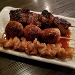 きらく屋 - シロ、カシラ、つくね串。