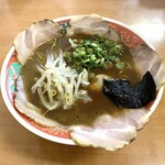 末広屋 - ◆ チャーシュー麺(大) ¥750-
            丼は深さがあってボリュームは見た目以上。