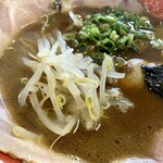 Suehiro ya - 具材は・海苔・もやし・チャーシュー
                        ライトな感じのスープがスッキリしてて美味しい！