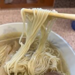 ラー麺専門店 こしがや - 極細の低加水に玉子が練り込まれたストレート麺