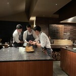 SOWER - “多国籍チーム” スタッフ全員の溌剌として切れ味抜群の動き！しかも一皿一皿、丁寧に向き合う姿勢！清々しい雰囲気が超清潔な厨房から。劇場にいる様です。真ん中がシェフ。