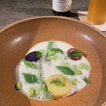 SOWER - 地元産シジミで出汁を摂ったスープに旬の豆とジャガイモを。バター臭くなくサッパリとして豆とジャガイモの本来の味わいがきっちりとします。