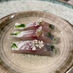 SOWER - “鯵のマリネ風”ピンク色はなんとパクチーの花。こんなに少しでパクチーの香りがしっかりと効いて鯵とのコンビネーションが抜群！新しいです。