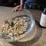 SOWER - ”金魚鉢”が出て来た？よく見ると“手長海老”が泳いでいるではありませんか！