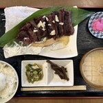 魚作 - 生鯨のタタキ定食 （ごはん少なめ）　１４００円　(2023/07)
