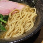 211174712 - 三浦家製麺の中太麺。