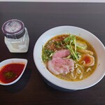 iq cafe&dining - ●バジル塩ラーメン　890円
●トマトピューレ　60円