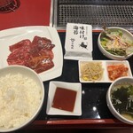 Yakiniku Heijouen - カルビ・ハラミセット♪ ご飯大盛。この写真からは分かりづらいが、ご飯は茶碗では無く、丼で来ます。普通盛で大きめお茶碗にパンパン♪