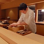 伯雲 - 一番出汁の実演をする坂本店主