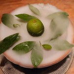 jinen. - ③青柚のジュレ、富山の白エビ、キャビアのアペタイザーはペルー料理のセビーチェをアレンジフュージョンさせた代物