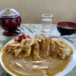 幸春 - 料理写真:カツカレーには味噌汁が付く