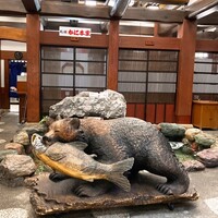 札幌 かに本家 札幌駅前本店 - すごい大きな木彫りの熊