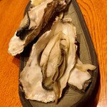 炭焼炉ばた くし路 新北海道ビル店 - 焼き牡蠣　1個605円