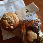 ルワム - テイクアウトしたブルーベリーマフィンと焼き菓子の詰め合わせ