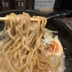 麺匠 竹虎 - 麺は太麺でゴワもっちりとした食感です。