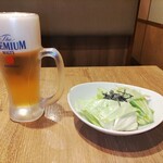 三代目 鳥メロ - 生ビール    お通し キャベツ