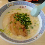 大衆中華ホサナ - ”ホワイトガウラーメン”、何となく、豚骨のような乳白色の”スープ”、その中には炒めたと思われる”キャベツ”が入っています。