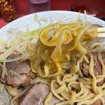 ラーメン二郎 - 黄身絡めて箸あげ