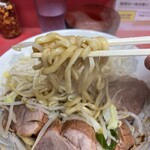 ラーメン二郎 - 麺箸あげ