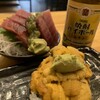 豪快立ち寿司 - まずは定番のマグロとうに♪