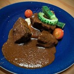 211198170 - A5宮古牛ビーフシチュー。デミグラスソース最高♪ お肉の味もしっかり味わえるタイプのビーフシチューです。なんか、シェフ、ただものでは無い感じ。パンてキレイにソース頂きました。