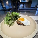 SOWER - “ファラフェル” 豆を潰してハーブ類を混ぜて揚げたもの。軽く身体にも良さそう。朝食にピッタリな一皿です。