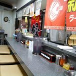 新福菜館 - 店舗は１階と２階があるようです。真ん中に座って入口方面を撮っています。