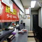 新福菜館 - こちらは反対に奥を撮っています。無料のゆで玉子がカウンターの上に置いてあるのが見えますね。