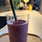 21番地 CAFE - お飲み物①ベリー・フィールズ・スムージー【4種のベリー・バナナ・シナモン】(税込900円)
            ベリーの酸味のある甘みにバナナの円やかな甘みが加わって飲み易いです
            アクセントのシナモンはそこまで感じず