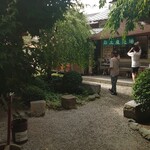 山越うどん - 店内（庭）