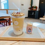 PIGE CAFE - アイスカフェラテの上にアメリカンくっきーを乗せて渡してもらいました