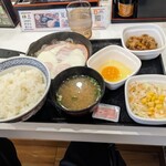 Yoshinoya - 兄ぃが頼んだ、Wハムエッグ 牛小鉢定食(税込635円)+生玉子(96円)で、731円…