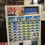 麺家 - 券売機…オペレーションが回せないのは大問題、近鉄難波駅の店の様に、券買ったら、そのまま注文がキッチンに通るような機械にしないと混んだら揉めると思う