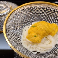 澤田 - ④手延べ素麺(香川県小豆島産、蛤出汁で茹で、蛤出汁掛けて乳化)、塩水紫雲丹(岩手県産)載せ
                    蛤出汁で茹で乳化させてあり穏やかでしっかりした旨みをまとっている素麺が良い
                    紫雲丹の上品な旨みと甘みもマッチ