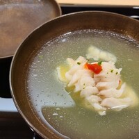 澤田 - ③アコウ、新銀杏の摺り流し、真昆布(北海道産)と鰹節のお出汁のお椀
                    輪郭が明確な真昆布のお出汁で絶妙な火入
                    脂がのったアコウではなく、野菜系の具材で出汁を主役にしたお椀で頂きたかったかな