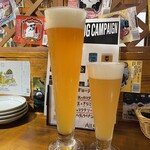 Vector Beer - 左バナナシェイク（パイント）と右ベクターペールエール（グラス）