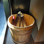 小布施 寄り付き料理 蔵部 - エントランス：酒樽に番傘