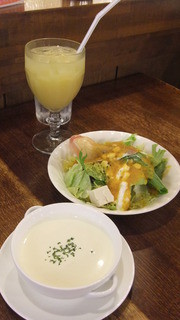 Groovy - Aセットのスープ（ビシソワーズ）、サラダ、ジュース（りんご）２８０円