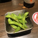 鉄板焼き 富や - お通しの焼き枝豆