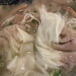 こうや麺房 - ワンタンは肉って感じで、生姜やニラなどはあまり入っていないようです。