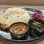 インドカリーダイニング・コバラヘッタ - 料理写真:チーズナン＆２種のカリープレート（バターチキン、ほうれん草チキン）