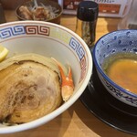 吉岡マグロ節センター - すっごしズワイ蟹冷やしつけ麺1190円。大盛り無料。カニの爪も入ってます。