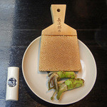 小布施 寄り付き料理 蔵部 - ワサビは自分で下ろします